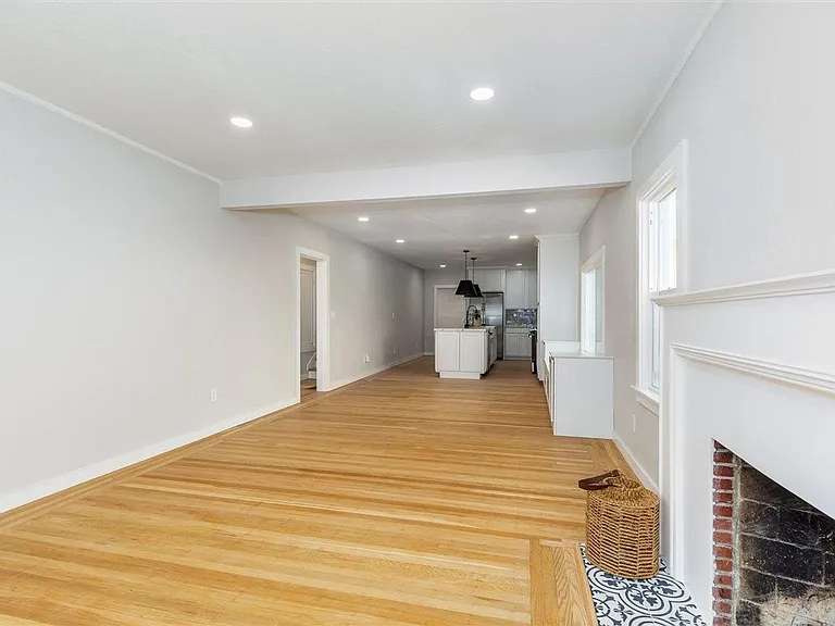330 Broadmoor Blvd — Photo 4