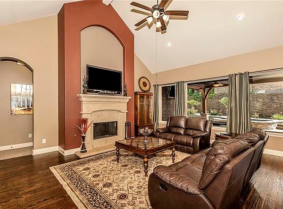 5th image of 1466 Foster St