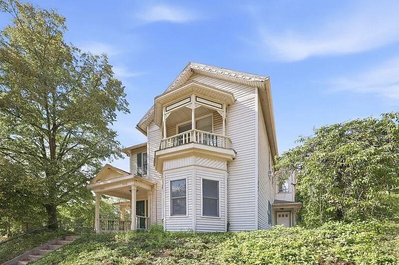 3 bed, 1.0 bath, $850 — Photo 2