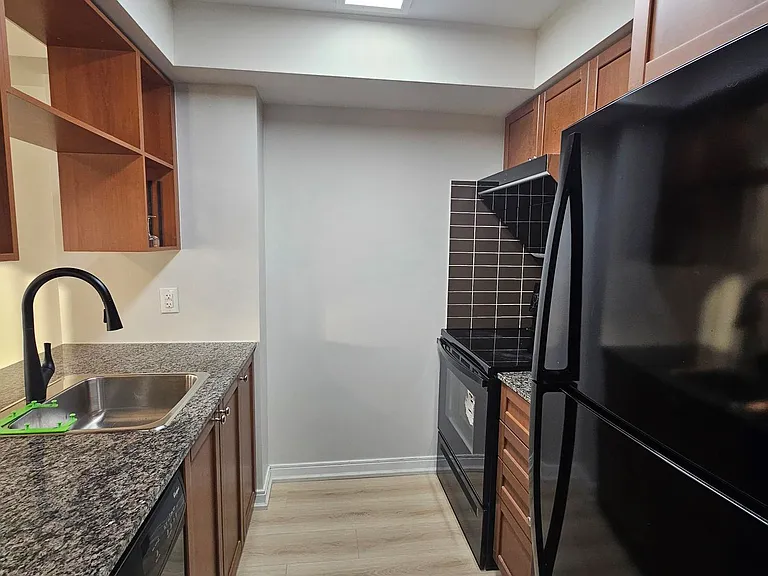 151 Village Green Sq #506 — Photo 5