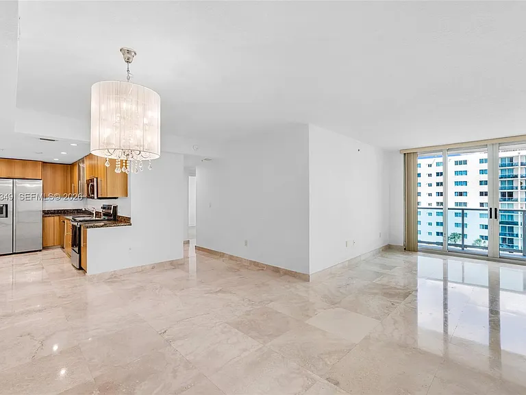 7501 E Treasure Dr #7M — Photo 2