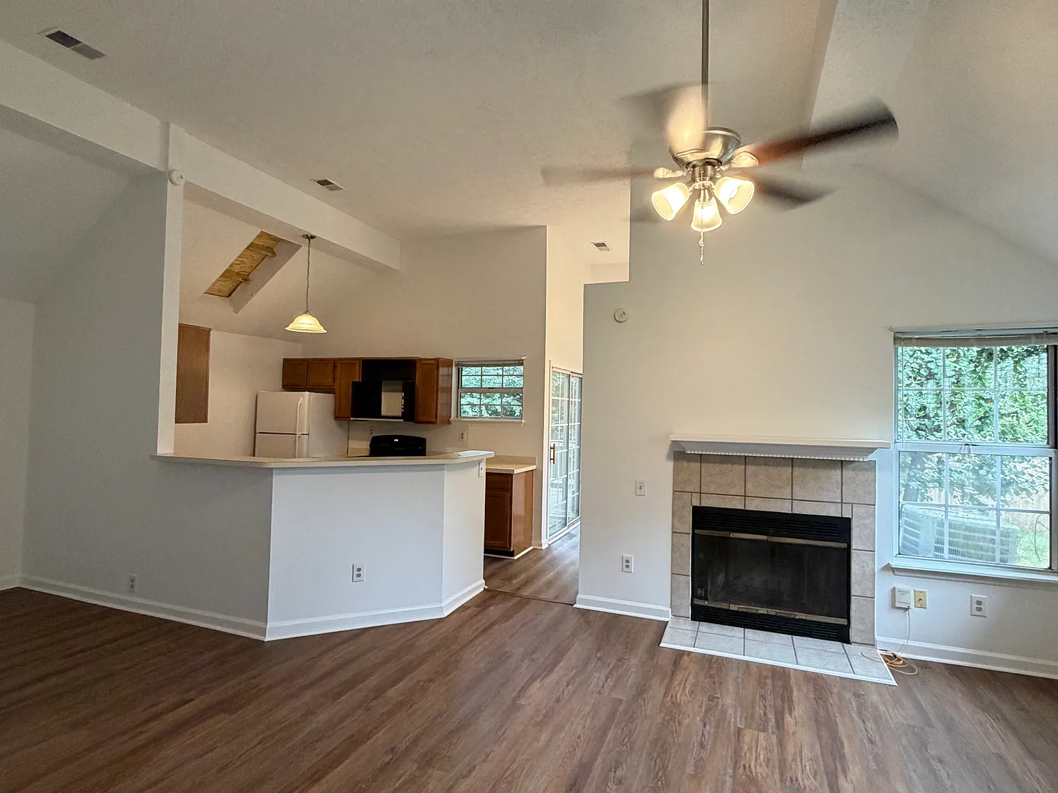 2 bed, 1250 sqft, $1,800 — Photo 2
