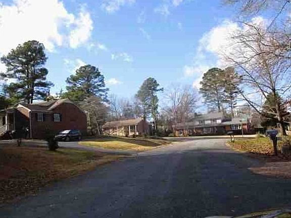 Exterior Neighborhood (street photo)