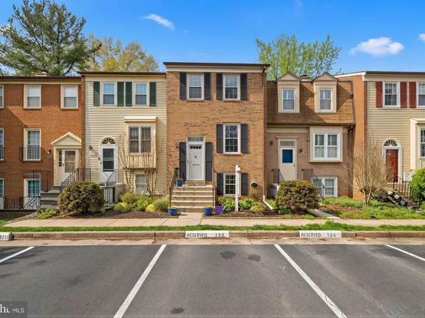 8640 Dellway Ln, Vienna, VA 22180