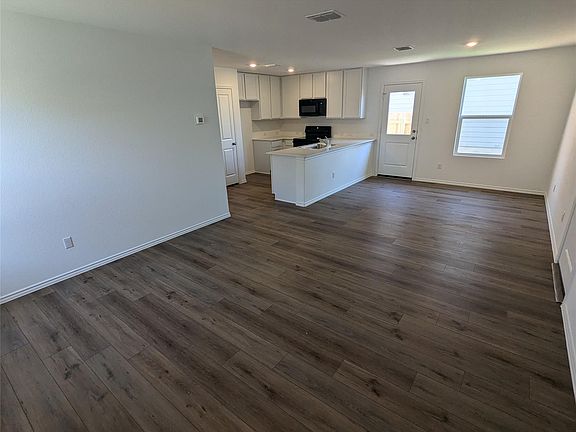 4th image of 583 Commander Abbott Dr