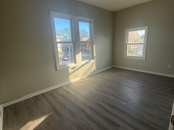 558 E 18th St FLOOR 3