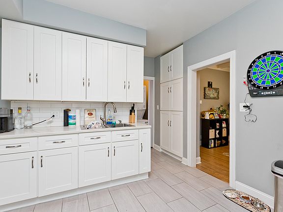 5th image of 832 N Rockwell St #2W