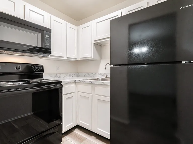 Lindsay Court Apartments — Photo 12