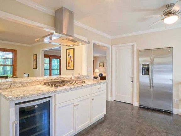 5th image of 100 Amanda Ln