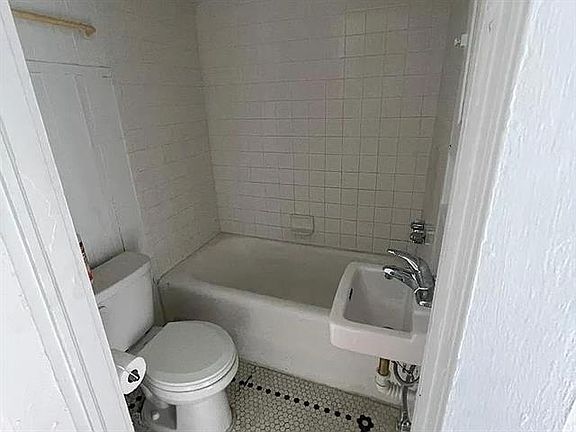 5th image of 4233 Fontainebleau Dr