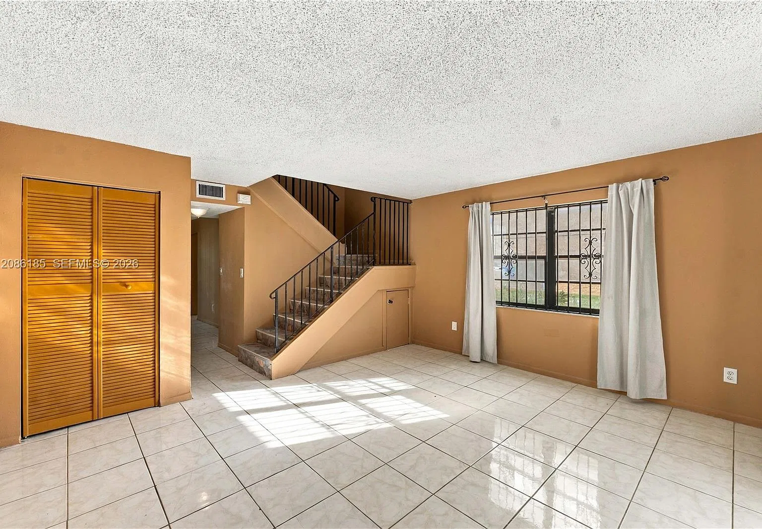 Century Garden Condo — Photo 2
