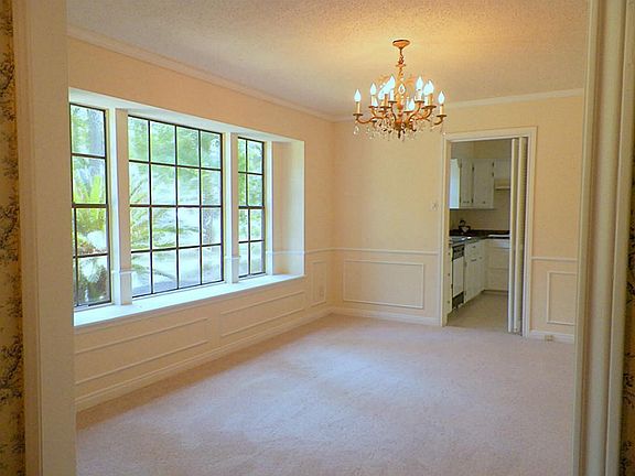 FORMAL DINING ROOM WITH WINDOW SEAT