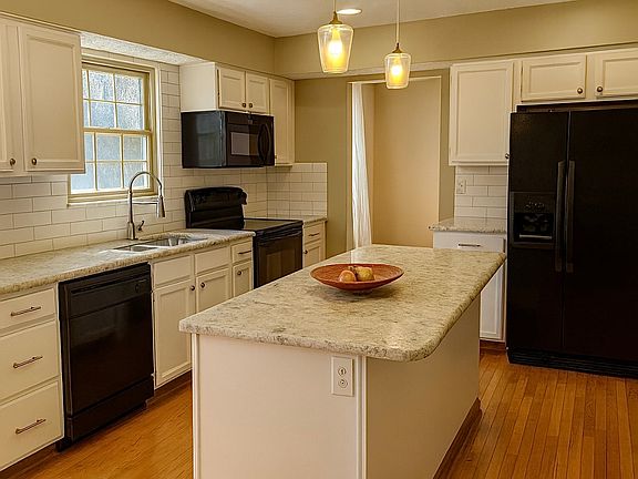 4th image of 8596 Oak Creek Dr