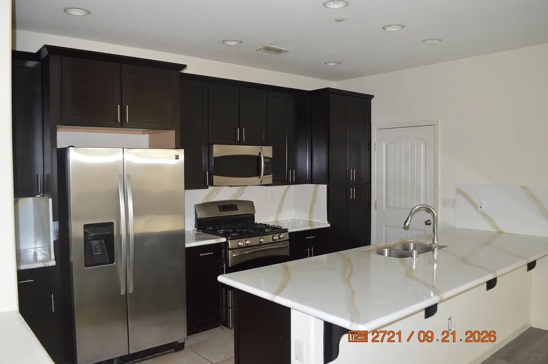 3 bed, 3.0 bath, 1718 sqft, $2,700 — Photo 3