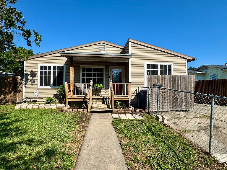 746 Lansdown Dr — Photo 1