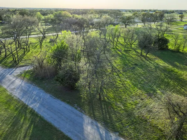 113 Waller Dr, Bowie, TX 76230