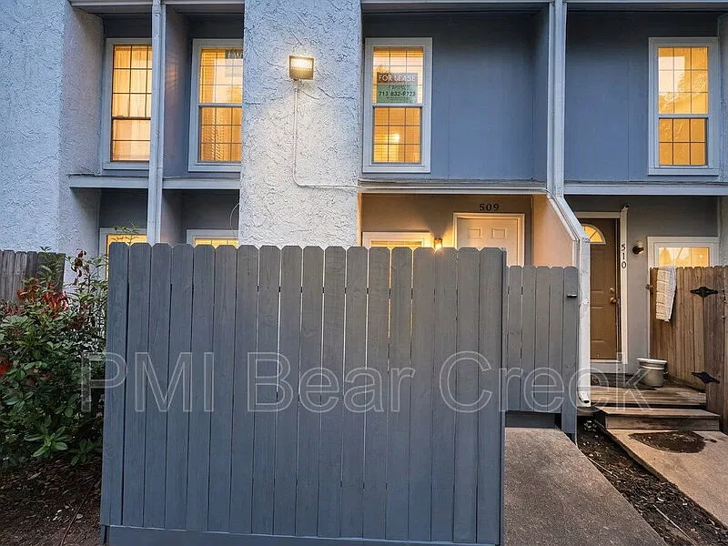 1 bed, 1.5 bath, 730 sqft, $900 — Photo 1
