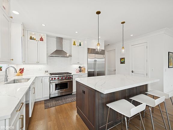 3rd image of 1943 N Larrabee St #3N