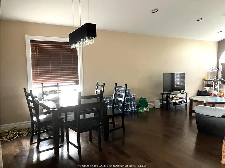 4523 Helsinki Cres — Photo 3