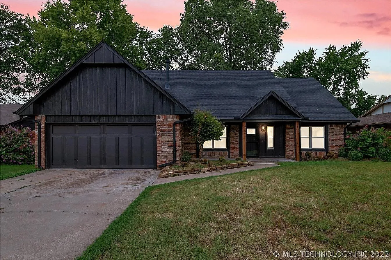 4 bed, 2.5 bath, 2400 sqft, $2,500 — Photo 1