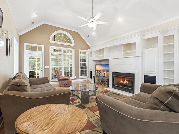 5th image of 275 Oleander Dr.