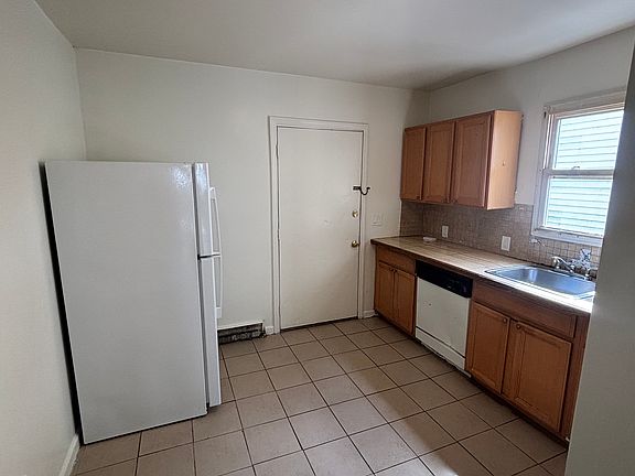 5th image of 21 Jewett Ave APT 1