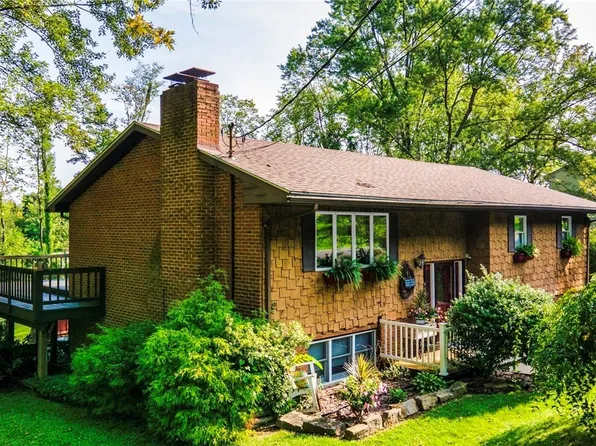 446 High Acres Dr, Chester, WV 26034