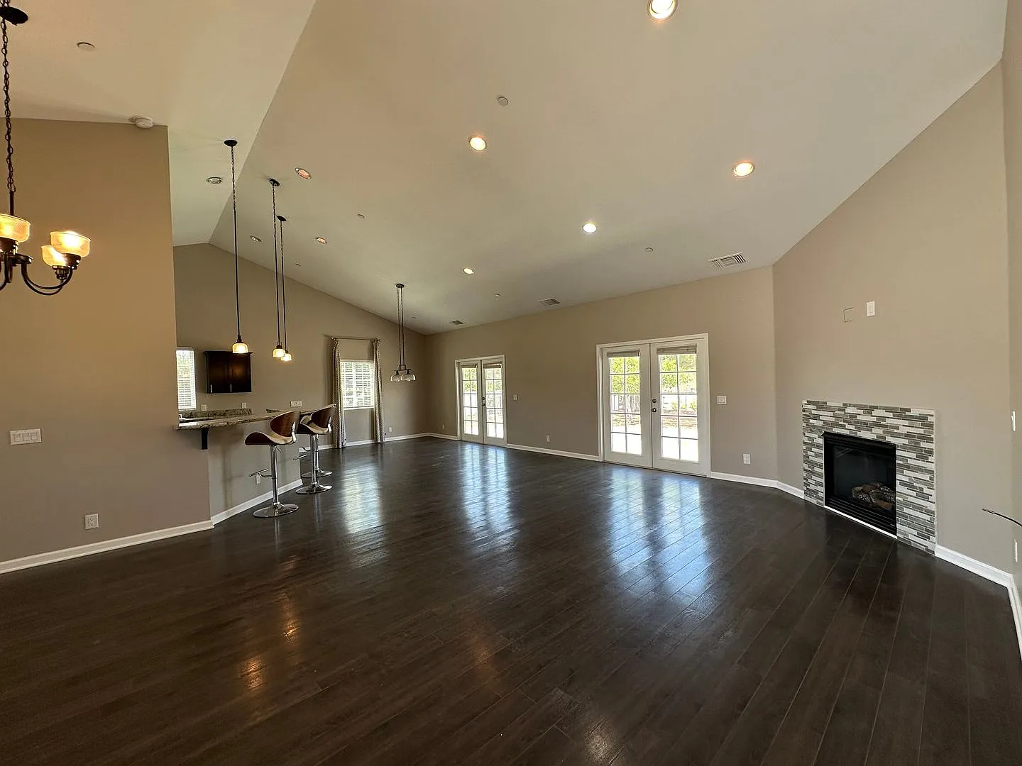 $250 Move-In Special! Updated 3 bedroom 2 bathroom home ready to welcome you HOME! — Photo 3