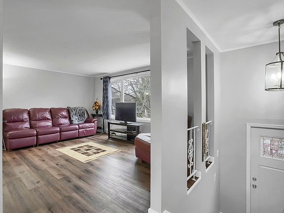 3rd image of 375 Lakeshore Dr S