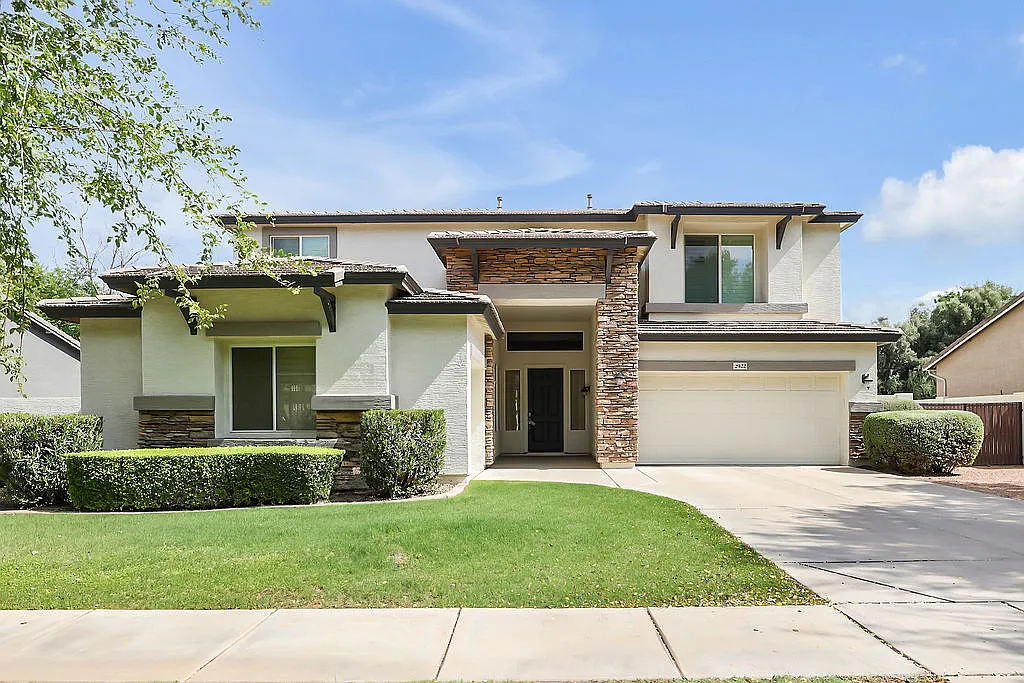 5 bed, 3.5 bath, 3571 sqft, $4,100 — Photo 1