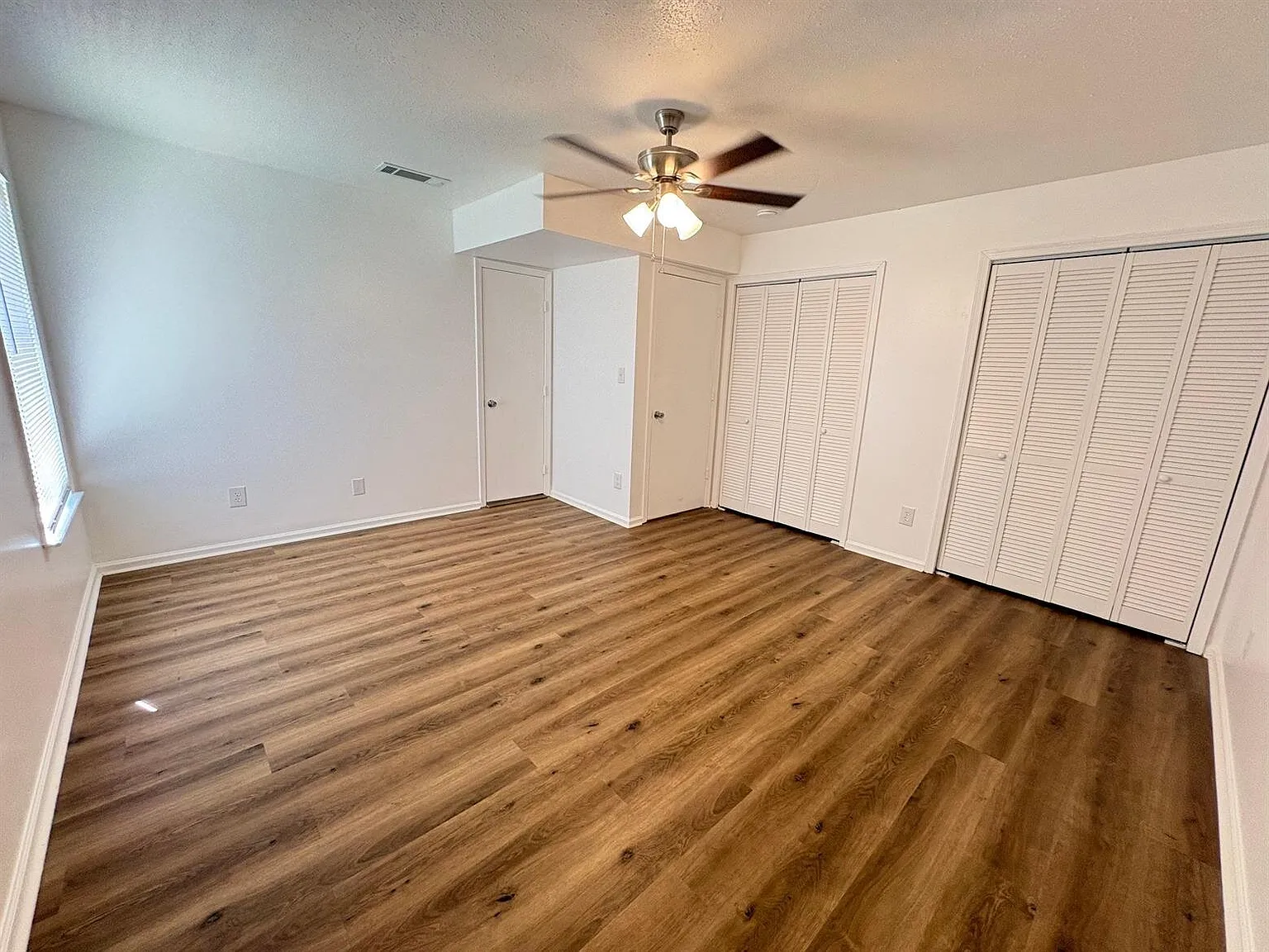 208 Avon Ct — Photo 1