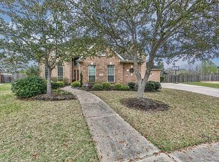 204 Falcon Lake Cir, Friendswood, TX 77546