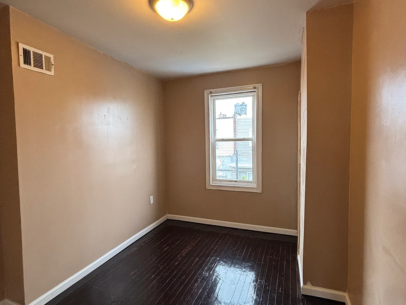 3 bed, 1300 sqft, $2,000 — Photo 2