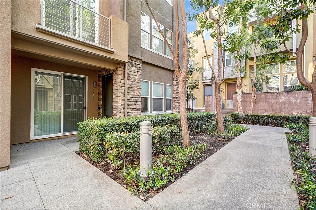2 bed, 3.5 bath, 1829 sqft, $4,300 — Photo 3