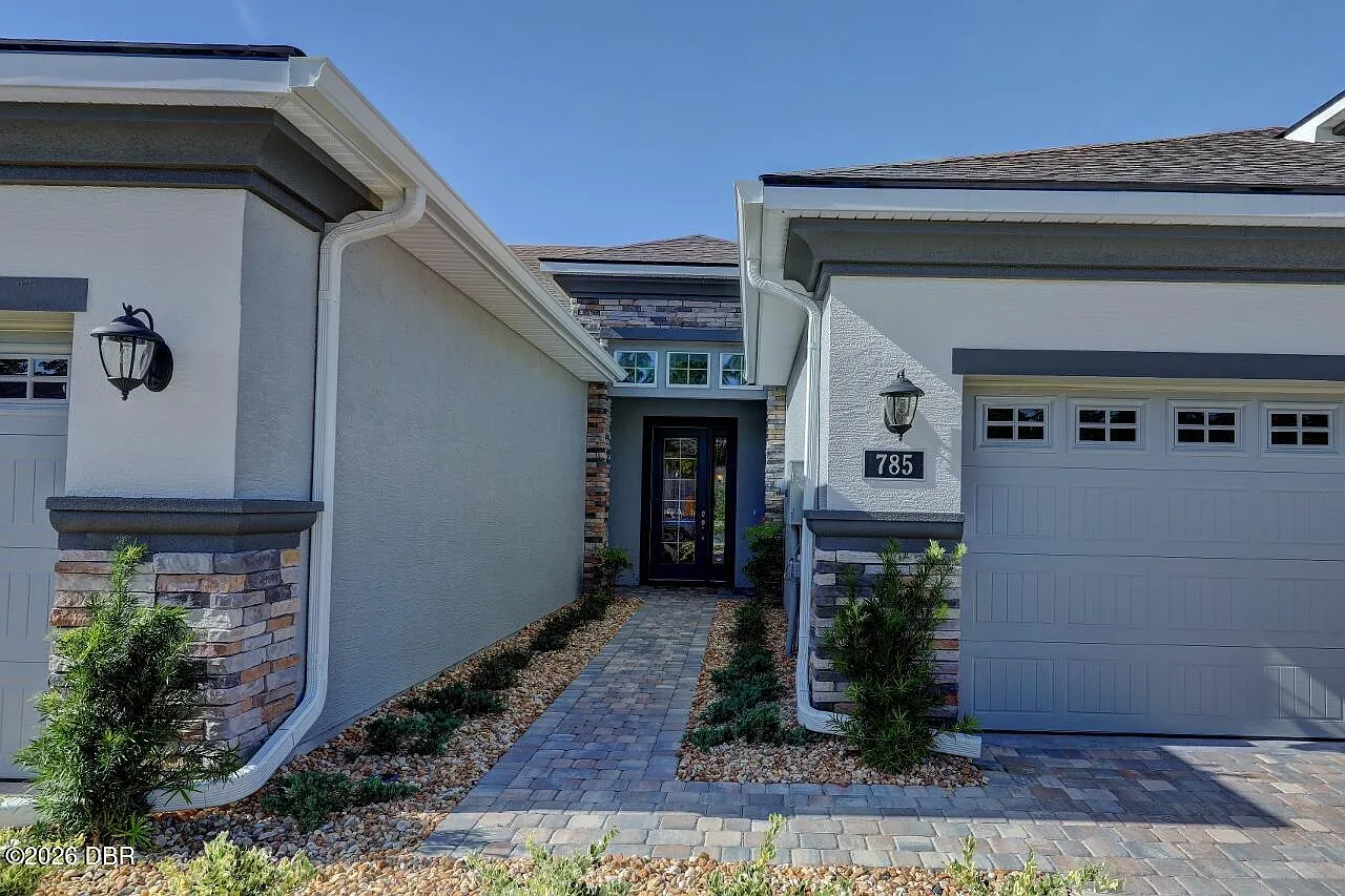 3 bed, 3.0 bath, 2056 sqft, $2,600 — Photo 2