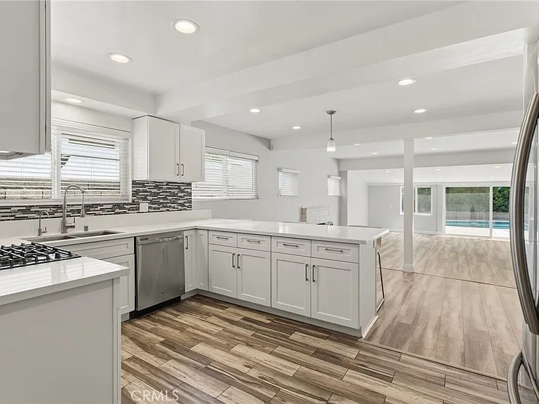 9754 Yolanda Ave — Photo 2