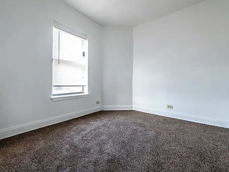 5854 S Michigan — Photo 19