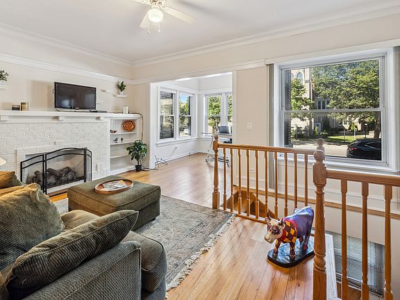 2nd image of 1653 W Foster Ave APT 1W