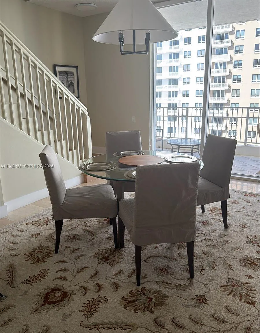 Courvoisier Courts Condo — Photo 1