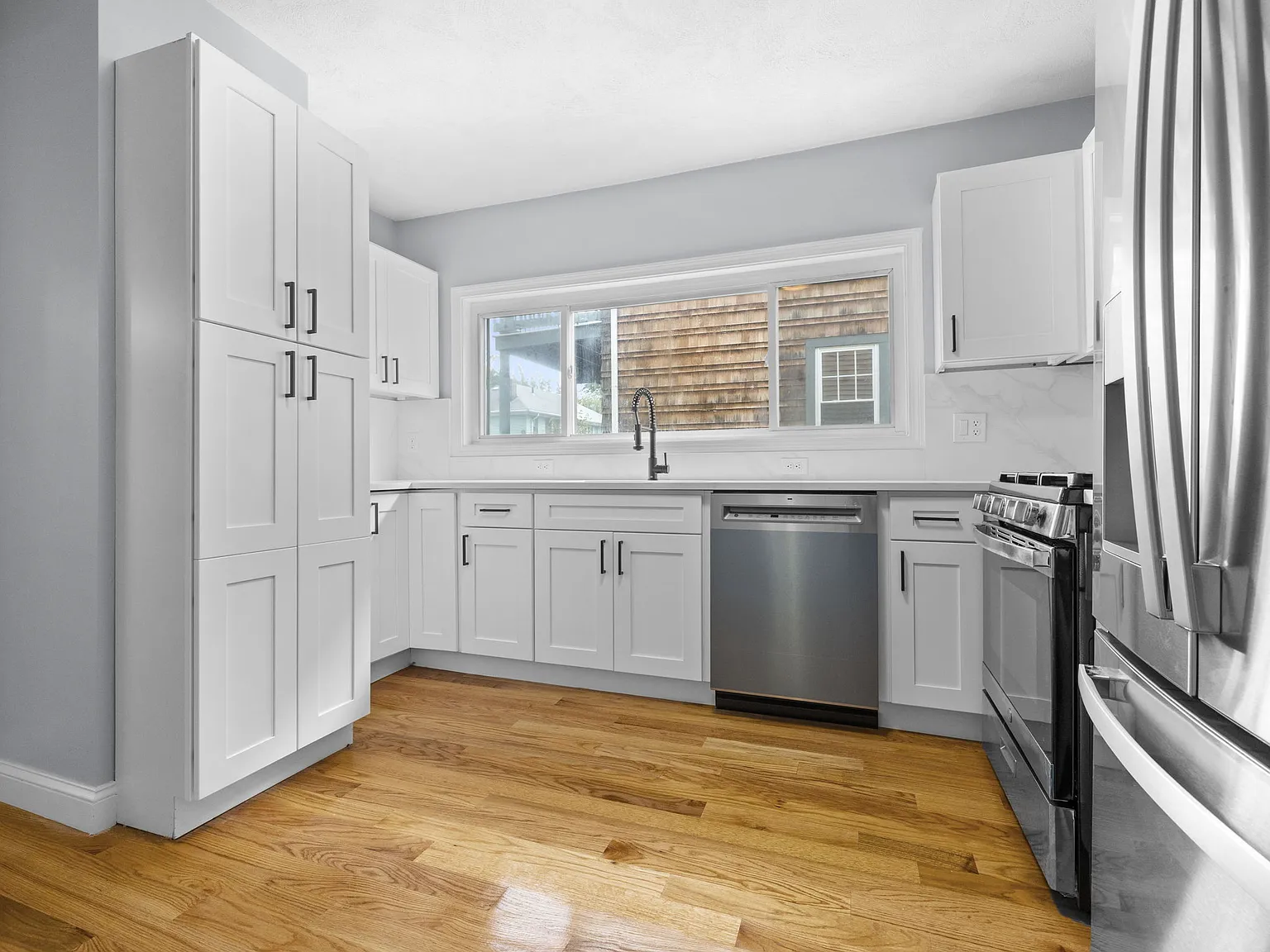 5 bed, 2.5 bath, 9999 sqft, $7,600 — Photo 2