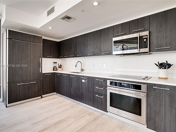 3rd image of 45 SW 9th St APT 2306