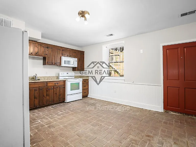 710 Caroline St #D — Photo 10
