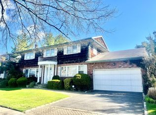 2 Wyckoff Pl, Woodmere, NY 11598