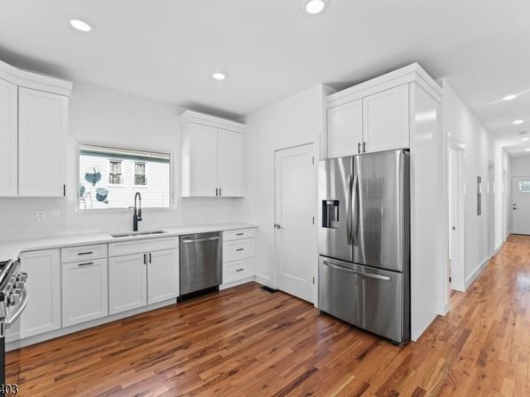 246 Cortlandt St #1