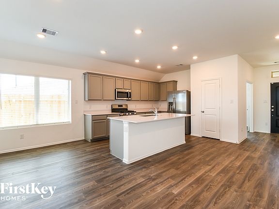 5th image of 704 Willow Harbor Ln