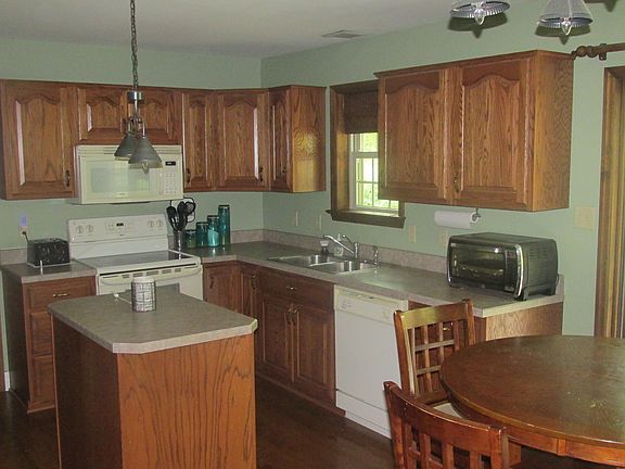 Kitchen 17-5 x 13-3