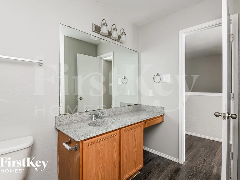 1604 Alcazar Plz — Photo 14