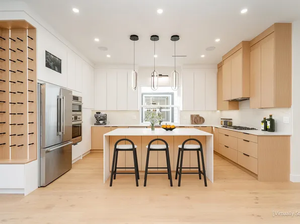 2717 Henry St, Pt Moody, BC V3H 2J8