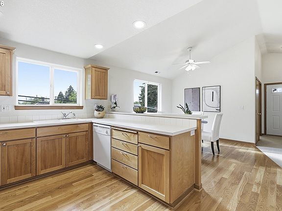 4th image of 8702 NE Glisan St
