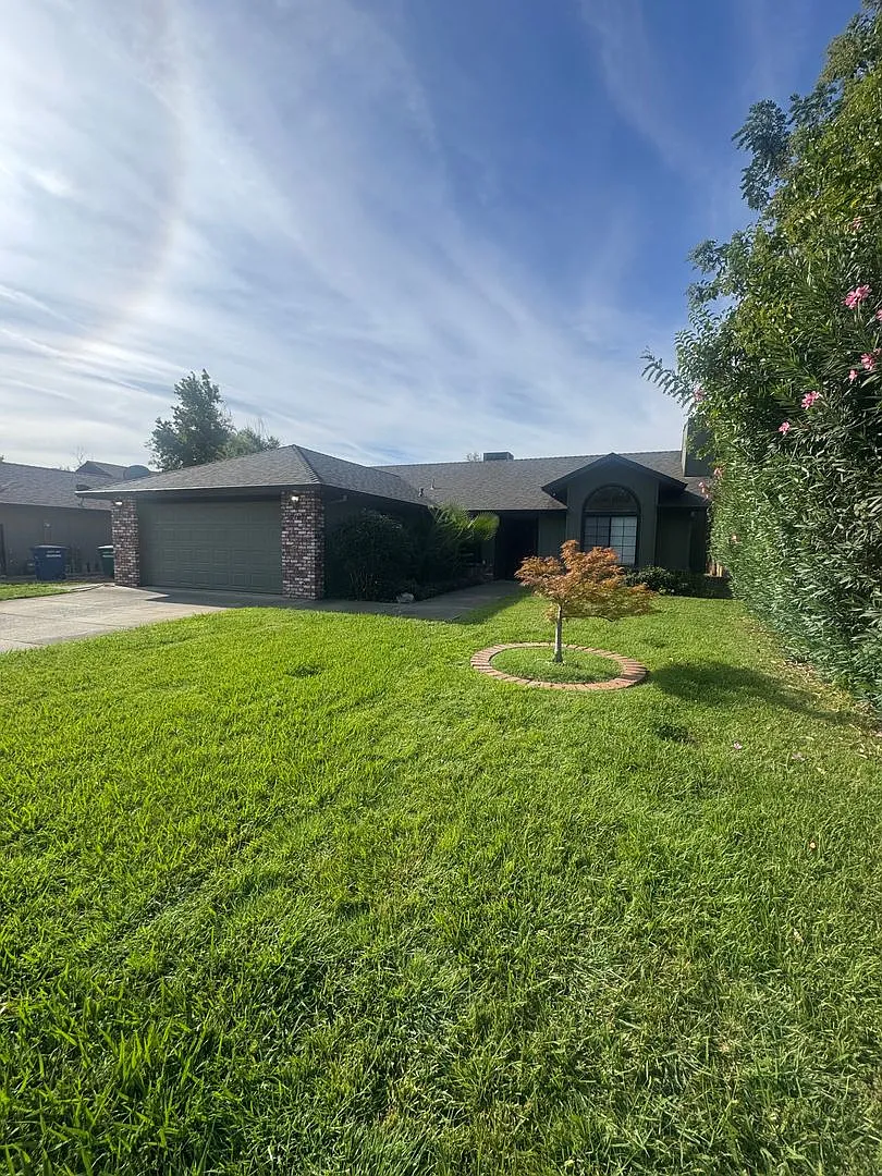 Spacious 4bed / 2bath House In Candlewood Subdivision Off Shasta View — Photo 1